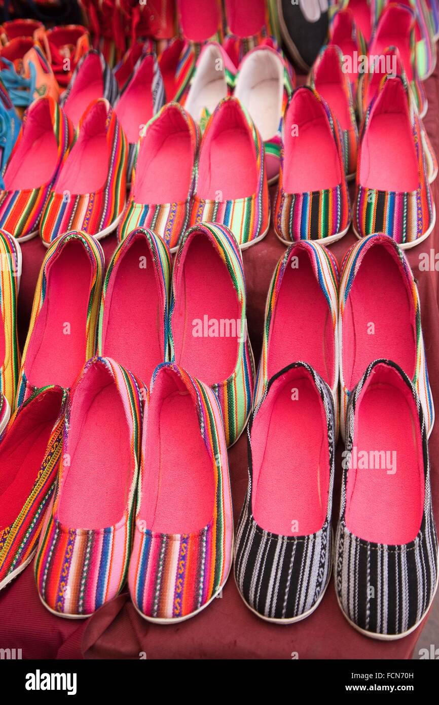 Traditionelle Schuhe zum Verkauf auf dem Markt, Pisaq, Heiliges Tal, Peru,  Südamerika Stockfotografie - Alamy