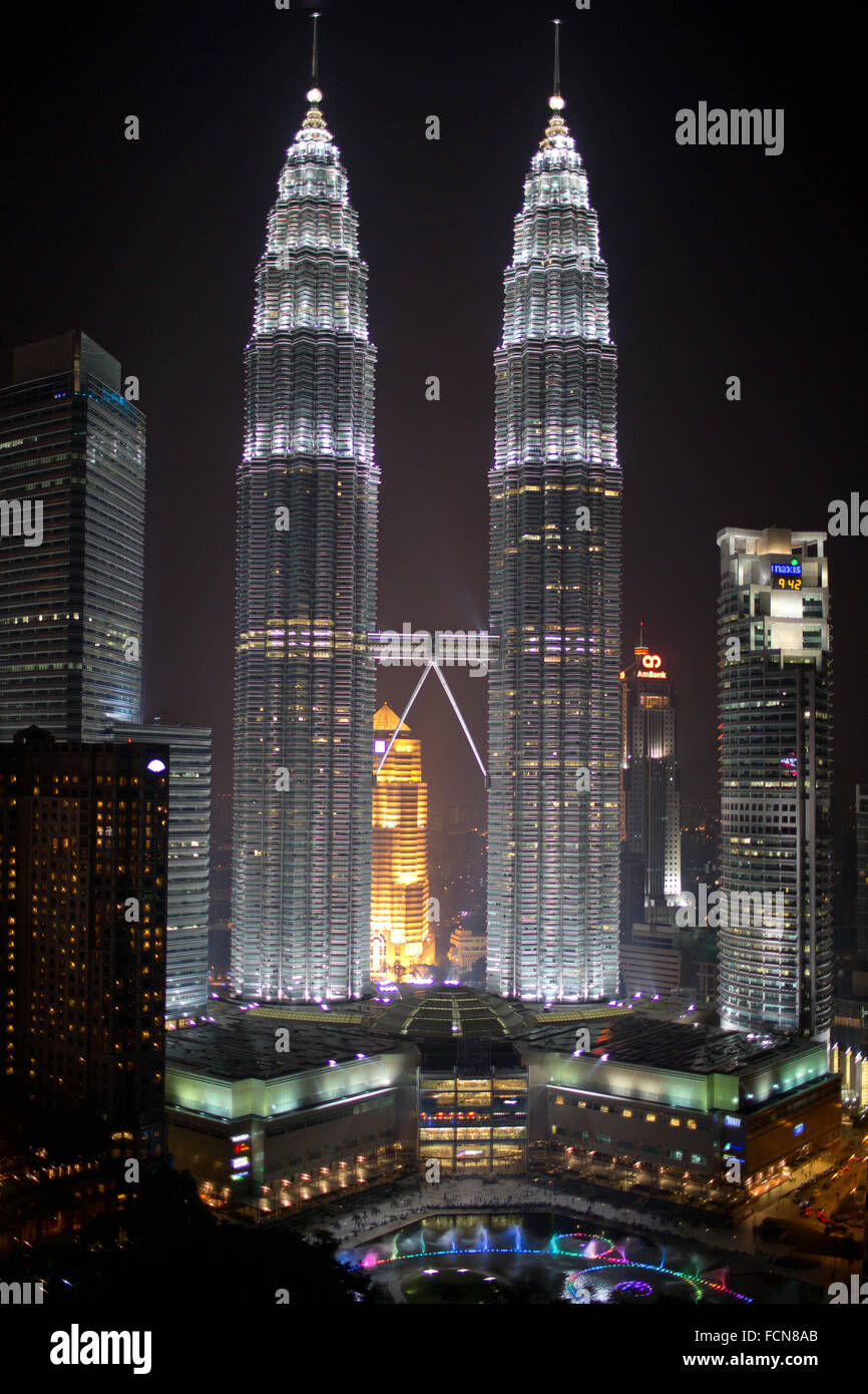 Petronas Towers in Kuala Lumpur bei Nacht Stockfoto