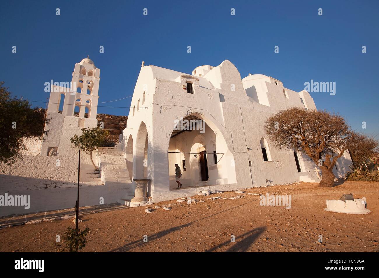Tourist in der Panagia Kimissis Kirche befindet sich an der Felswand in