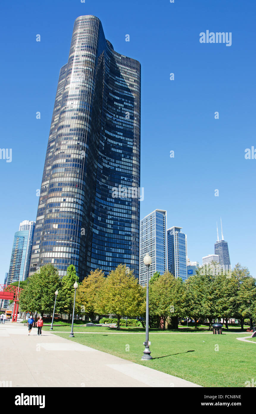 Chicago, USA: Blick auf den Lake Point Tower, Wohnhaus auf einem Vorgebirge des Lake Michigan See in der Innenstadt von Chicago entfernt steigen Stockfoto