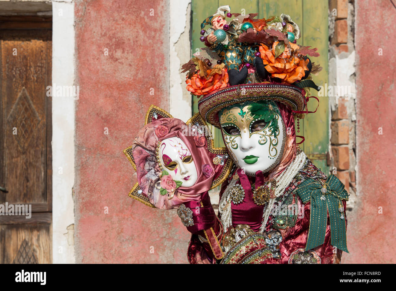 Eine Frau posiert für die Fotografen bei der Karneval von Venedig Stockfoto