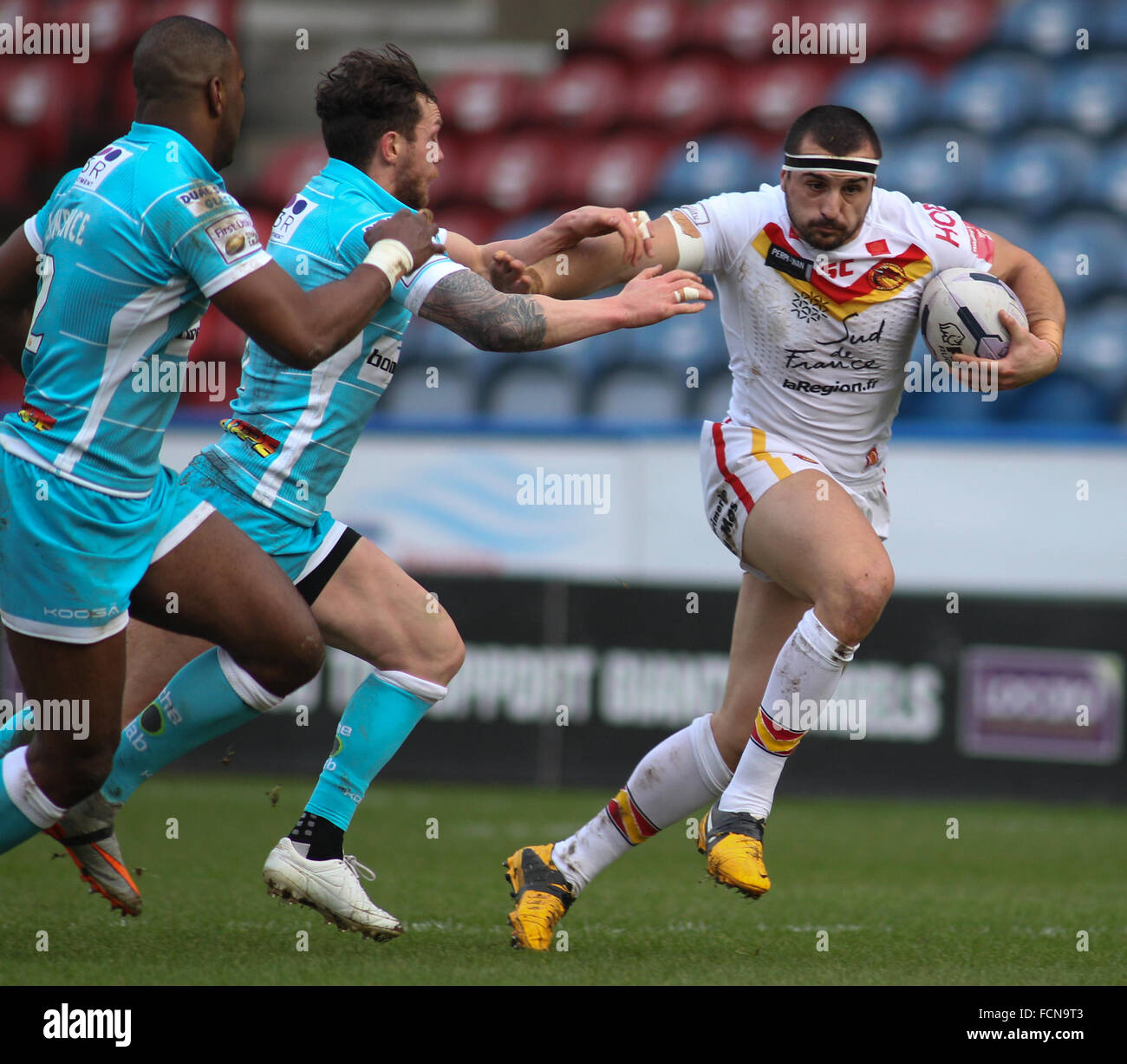 John Smith es Stadium, Huddersfield, UK 23. Januar 2016. Huddersfield Riesen V Katalanisch Drachen Super League Pre-Saison 2016 freundlich. Scott Grix (C) der Huddersfield Riesen jagt Vincent Duport (R) der katalanischen Drachen Credit: Stephen Gaunt/Touchlinepics.com/Alamy Live News Stockfoto