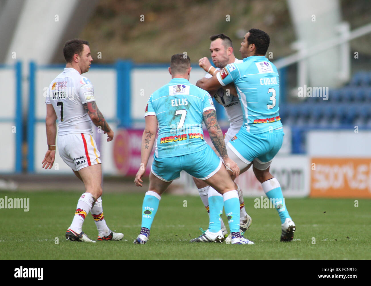 John Smith es Stadium, Huddersfield, UK 23. Januar 2016. Huddersfield Riesen V Katalanisch Drachen Super League Pre-Saison 2016 freundlich. Jamie Ellis und Leroy Cudjoe (R) der Huddersfield Riesen bekämpfen Pat Richards (C) der katalanischen Drachen Credit: Stephen Gaunt/Touchlinepics.com/Alamy Live News Stockfoto