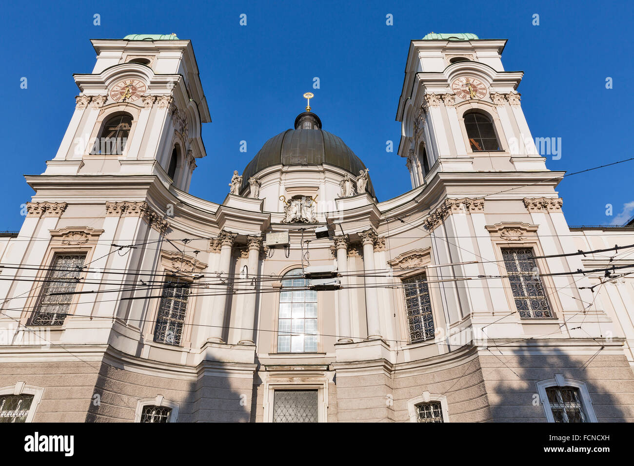 Holy Trinity Church oder Dreifaltigkeitskirche Fassade in Salzburg, Österreich Stockfoto