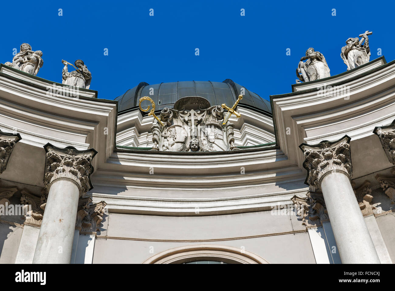 Holy Trinity Church oder Dreifaltigkeitskirche Fassade Top Fragment in Salzburg, Österreich Stockfoto