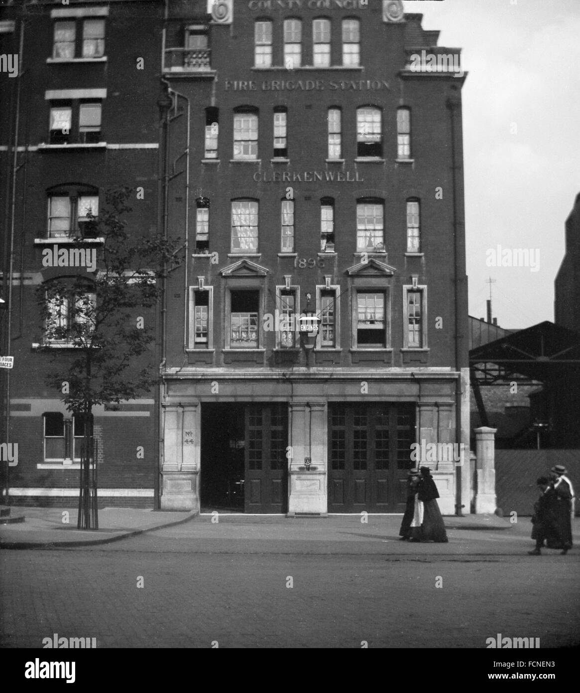 AJAXNETPHOTO. - 1900 (ca.). LONDON, ENGLAND. - Feuerwehr - Fassade von CLERKENWELL FEUERWEHR STATION NR.44, Baujahr 1896. Foto: AJAX VINTAGE BILDARCHIV REF: AVL GBR London 1896. Stockfoto