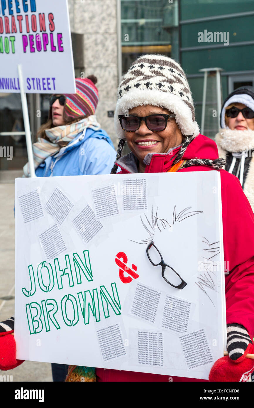 Detroit, Michigan USA 23. Januar 2016 - Unterstützer von Bernie Sanders-Rallye in der Innenstadt von Detroit, ihren Kandidaten zu unterstützen. Das Kleingedruckte auf diese Afroamerikanerin Plakat von John Brown und Bernie Sanders sagt: "zwei weiße Männer für mich gesprochen haben..." Bildnachweis: Jim West/Alamy Live-Nachrichten Stockfoto