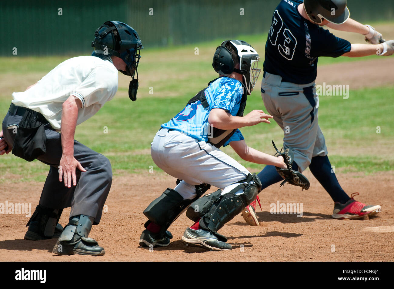 Baseball-Catcher mit Schiedsrichter und Teig während des Spiels hinter der Platte. Stockfoto