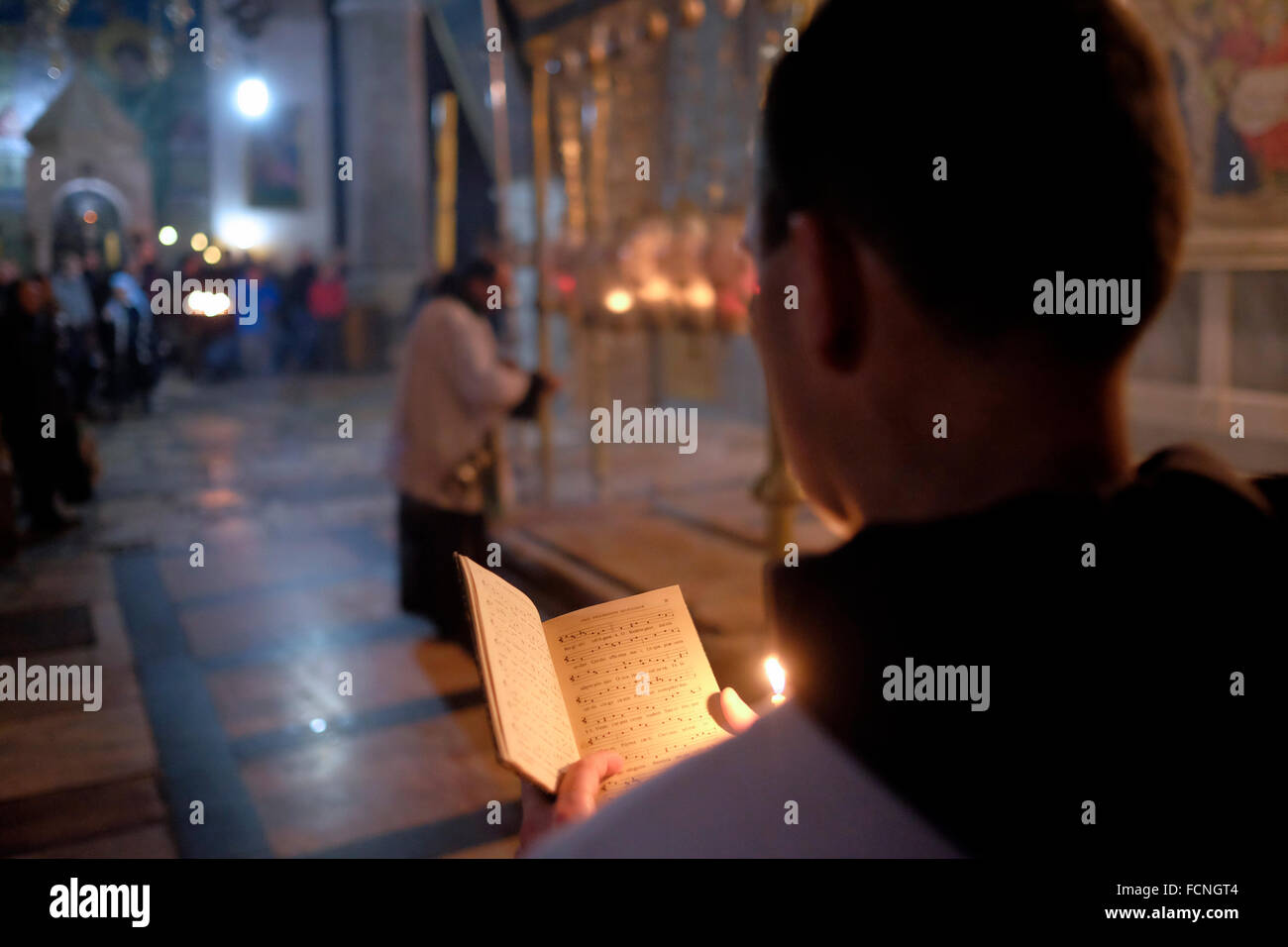 Mitglieder des lateinischen katholischen Klerus, die Teilnahme an einer Masse im Inneren der Kirche Grabeskirche in der Altstadt Ost-Jerusalem Israel Stockfoto
