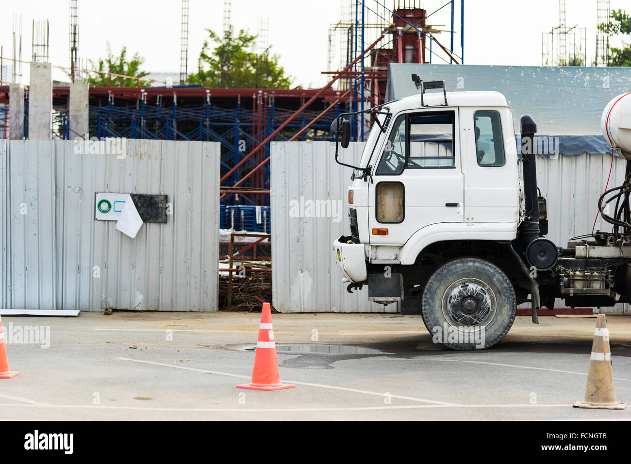 Betonmischer-LKW auf einer Baustelle, selektiven Fokus auf den LKW Stockfoto