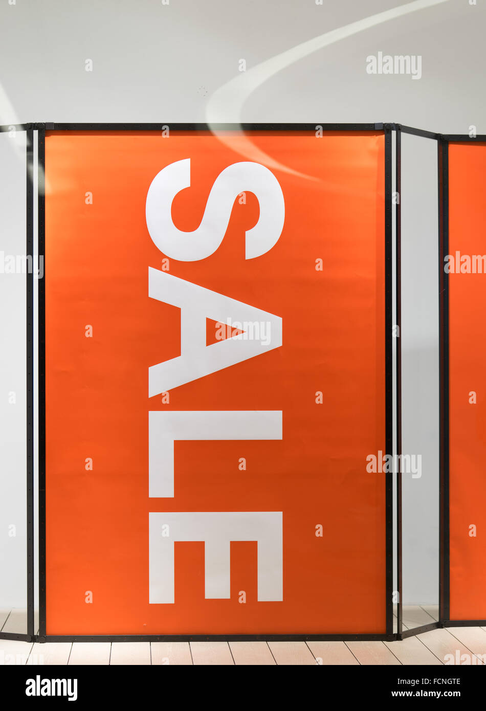 Großen Verkaufsschild auf rotem Hintergrund Plakat vor Laden Stockfoto