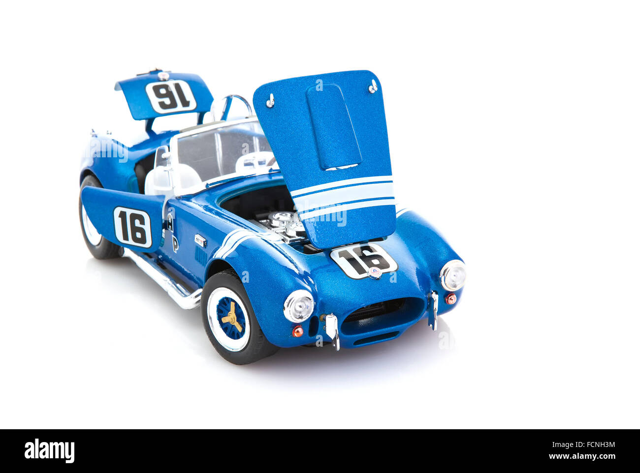 AC Cobra Coupé im Rennsport trim auf einem weißen Hintergrund mit einem Ford 427-sieben-Liter-Motor ausgestattet Stockfoto