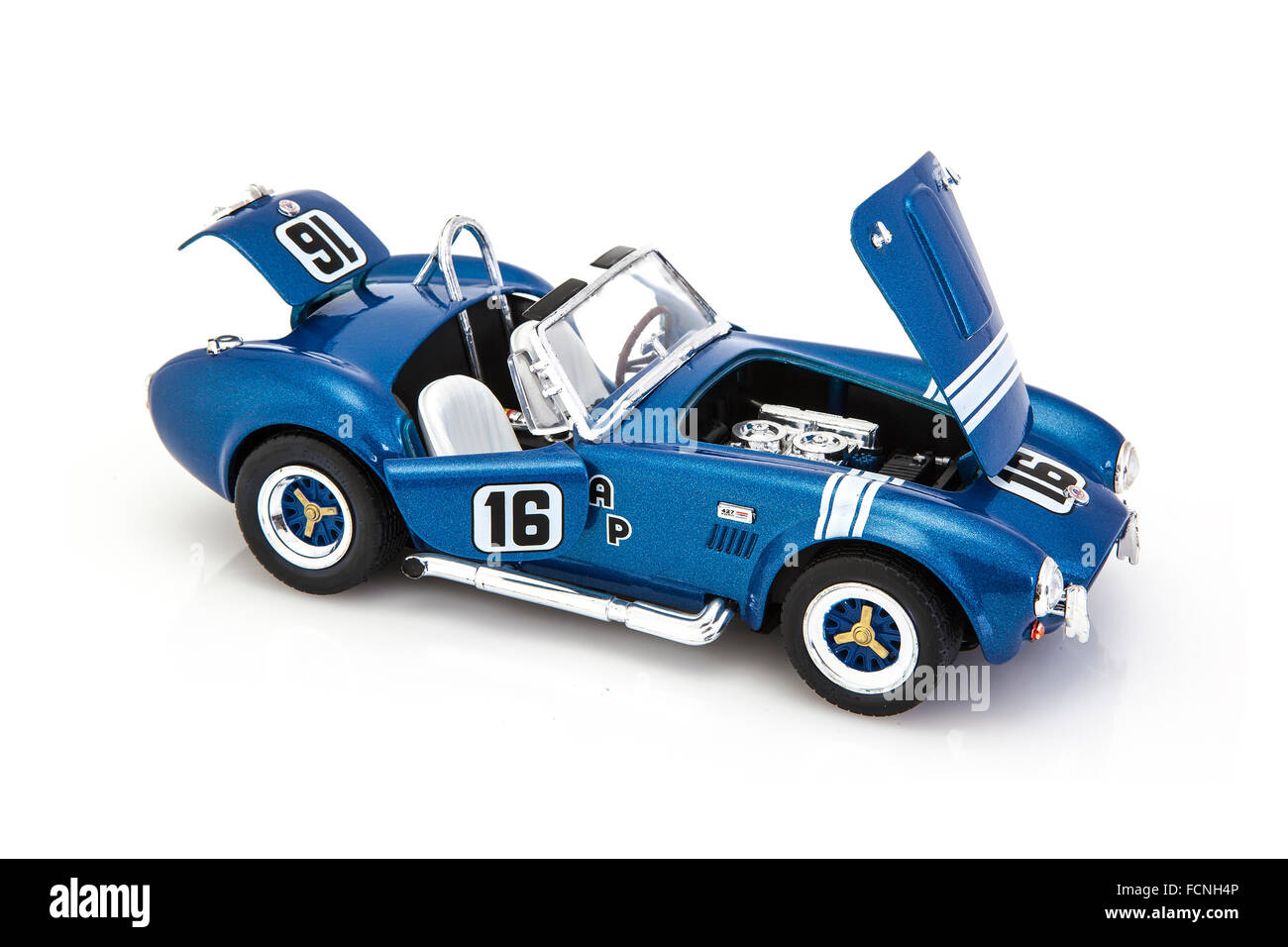 AC Cobra Coupé im Rennsport trim auf einem weißen Hintergrund mit einem Ford 427-sieben-Liter-Motor ausgestattet Stockfoto