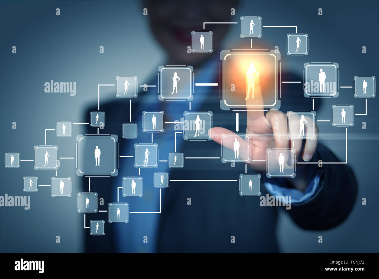 Bild des weiblichen berührende virtuelle Symbol des sozialen Netzwerks Stockfoto