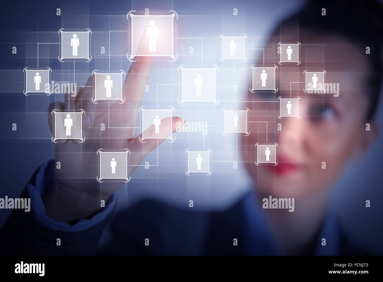 Bild des weiblichen berührende virtuelle Symbol des sozialen Netzwerks Stockfoto