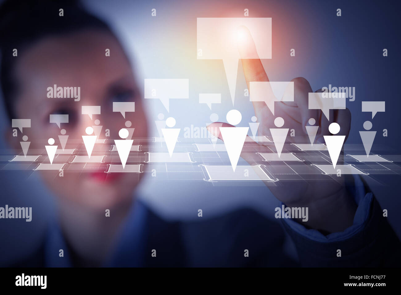 Bild des weiblichen berührende virtuelle Symbol des sozialen Netzwerks Stockfoto