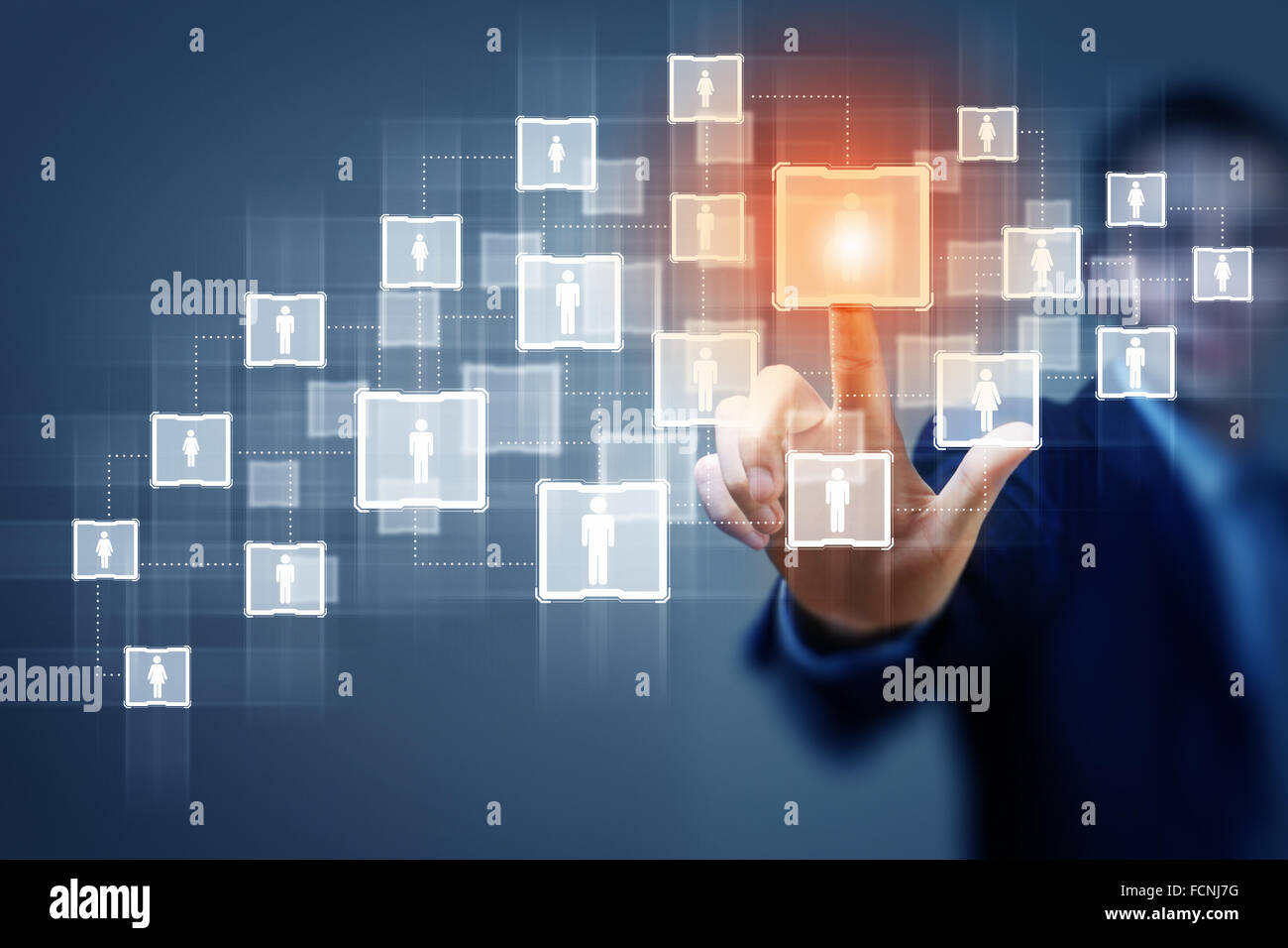 Bild des männlichen berührende virtuelle Symbol des sozialen Netzwerks Stockfoto