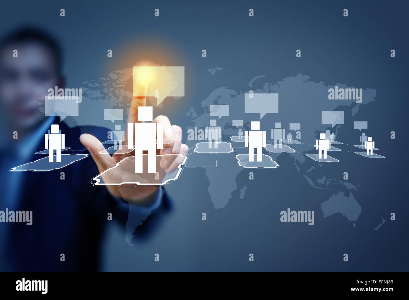 Bild des männlichen berührende virtuelle Symbol des sozialen Netzwerks Stockfoto