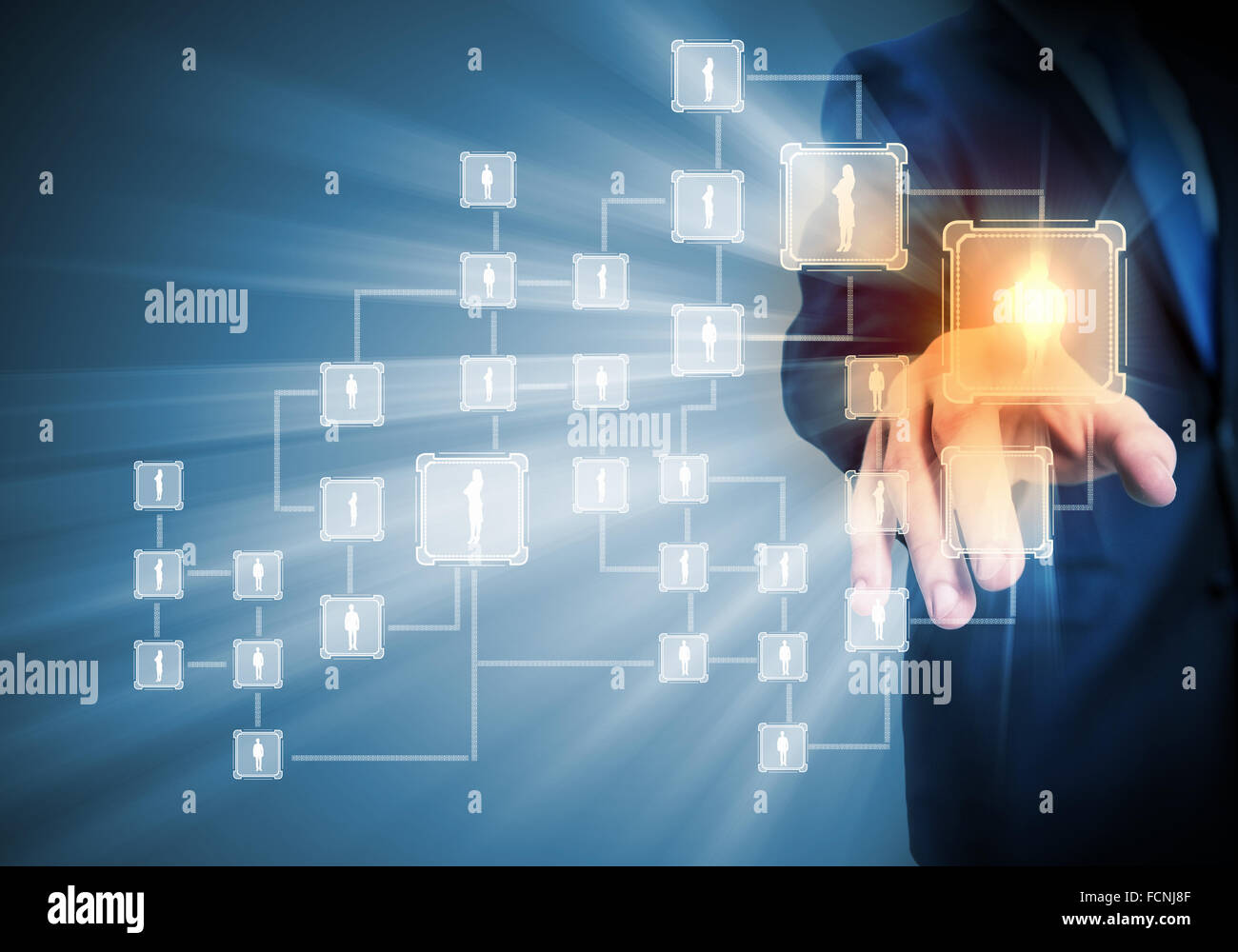 Bild des männlichen berührende virtuelle Symbol des sozialen Netzwerks Stockfoto