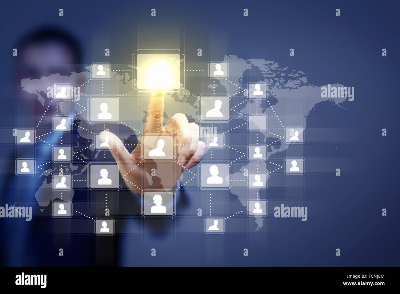 Bild des männlichen berührende virtuelle Symbol des sozialen Netzwerks Stockfoto