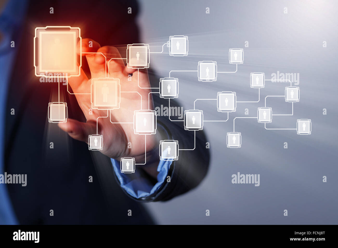 Bild des männlichen berührende virtuelle Symbol des sozialen Netzwerks Stockfoto