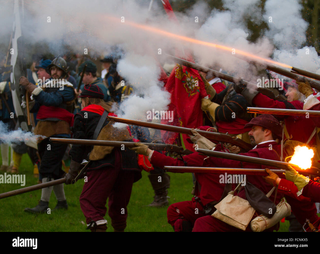 Schwarzes Pulver Maschinengewehr schießen in Crewe, Cheshire, UK. 23. Jan 2016. Belagerung von Nantwich Re-enactment. Seit über 40 Jahren den Gläubigen Truppen der versiegelten Knoten in der historischen Altstadt für eine spektakuläre re gesammelt haben - Verabschiedung der blutigen Schlacht, die fast vor 400 Jahren stattfand und markiert das Ende der langen und schmerzhaften Belagerung der Stadt. Roundheads, Kavaliere, und andere historische Animateure converged auf das Stadtzentrum neu zu verordnen, die Schlacht. Die Belagerung im Januar 1644 war einer der wichtigsten Konflikte des Englischen Bürgerkriegs. Stockfoto