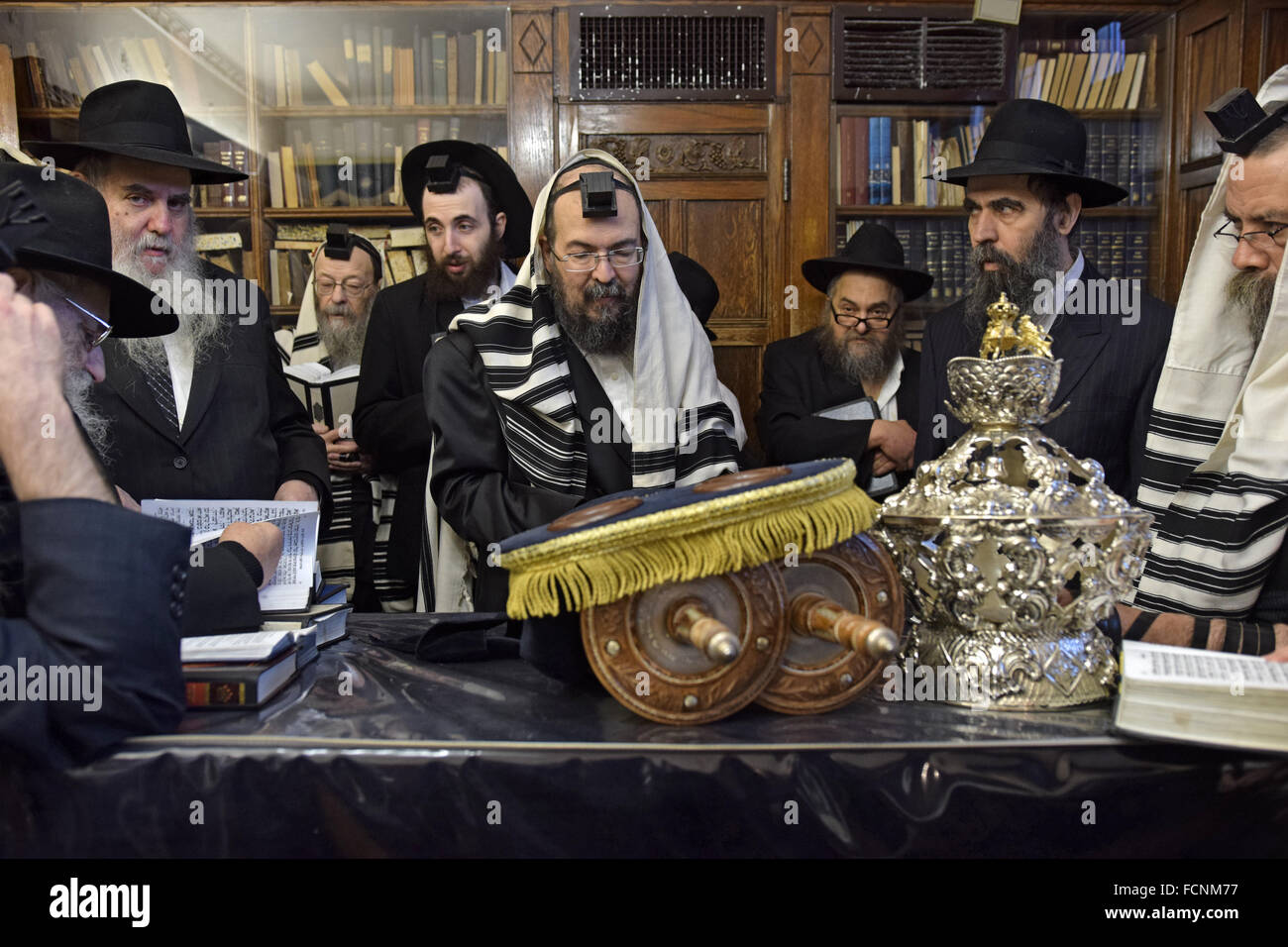 Eine religiöse jüdische Kaddisch am Tag seines Sohnes rezitieren Mannes Bar Mizwa in Crown Heights, Brooklyn, New York Stockfoto