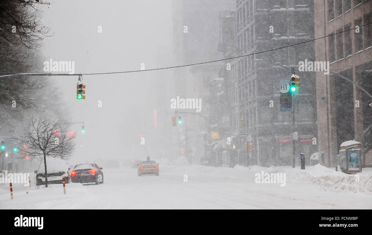 New York, USA. 23. Januar 2016. Verkehr, oder Mangel an der Eighth Avenue in Chelsea in New York im Winter Sturm Jonas auf Samstag, 23. Januar 2016. Bildnachweis: Richard Levine/Alamy Live-Nachrichten Stockfoto