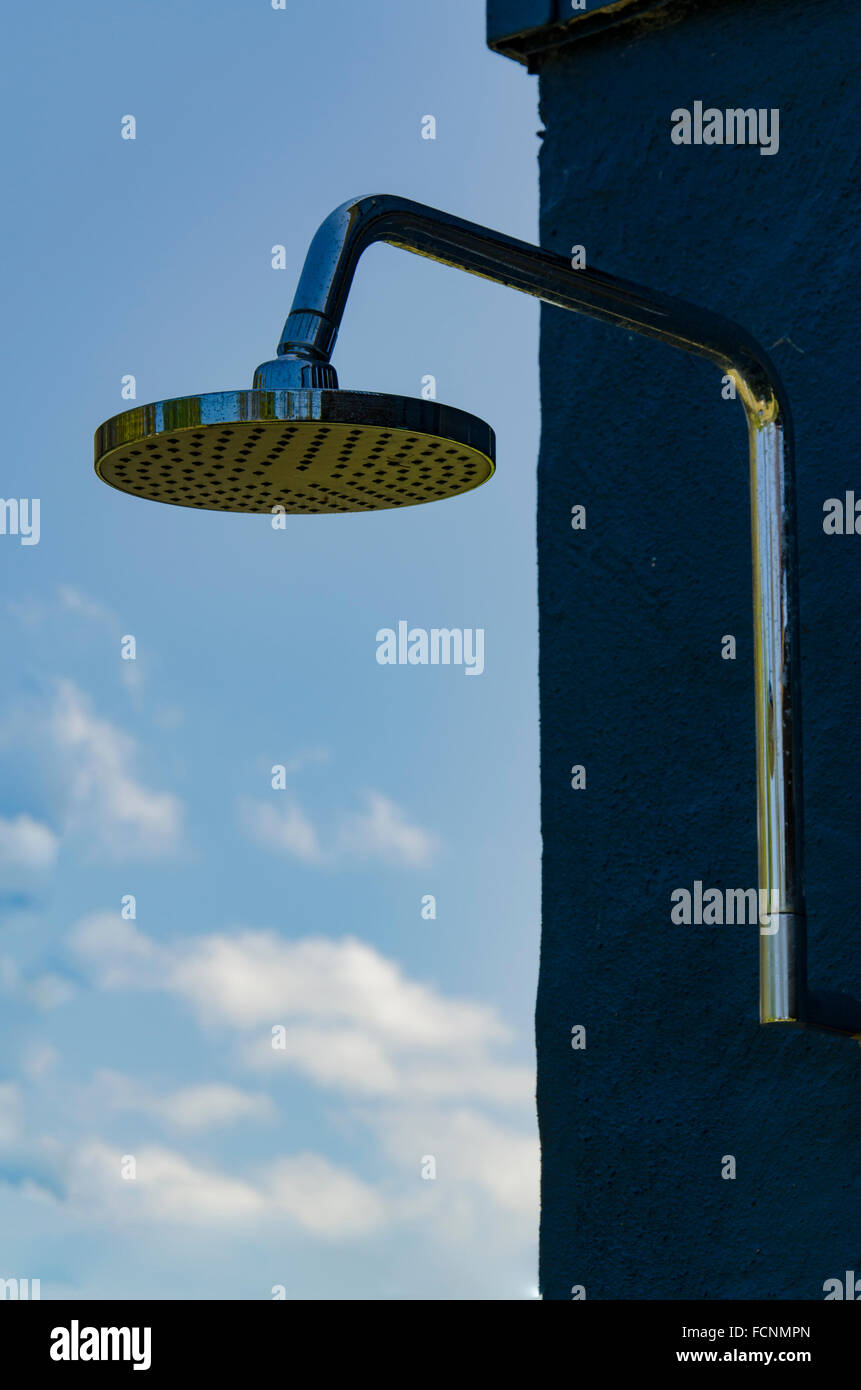 Eine Outdoor-Dusche Wasserhahn am Strand Ferienhaus. Diese sind häufig in Australien, so dass Schwimmer Salz und Sand abwaschen. Stockfoto