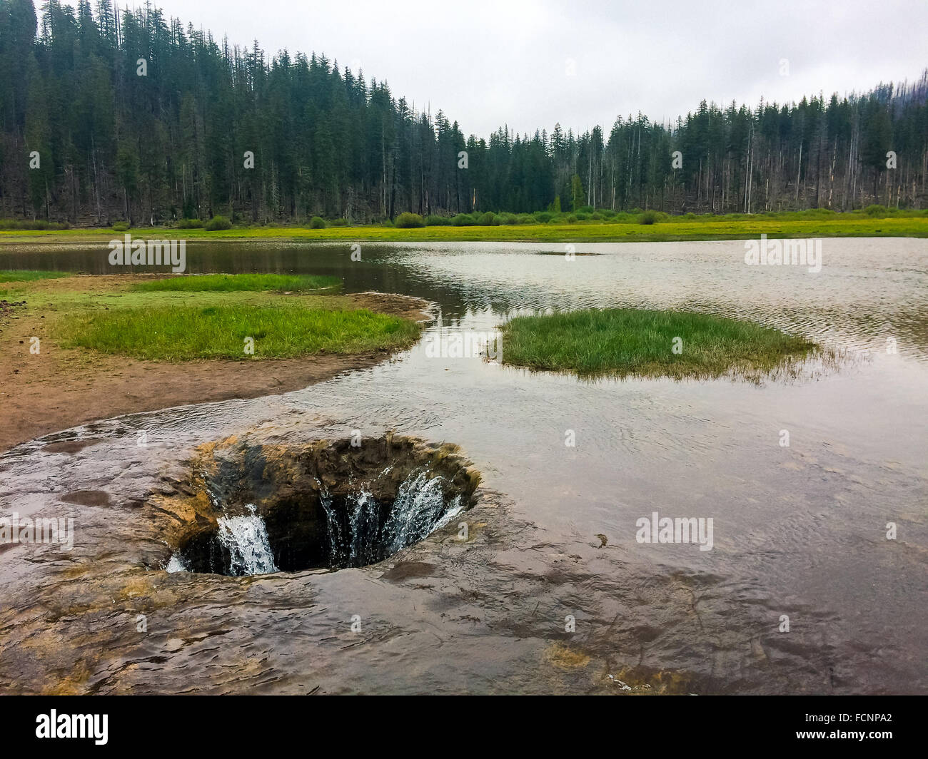 Verloren See in Zentral-Oregon fließt durch eine große Lavaröhre jährlich im späten Frühjahr. Geologen und Wissenschaftler verwirrt. Stockfoto