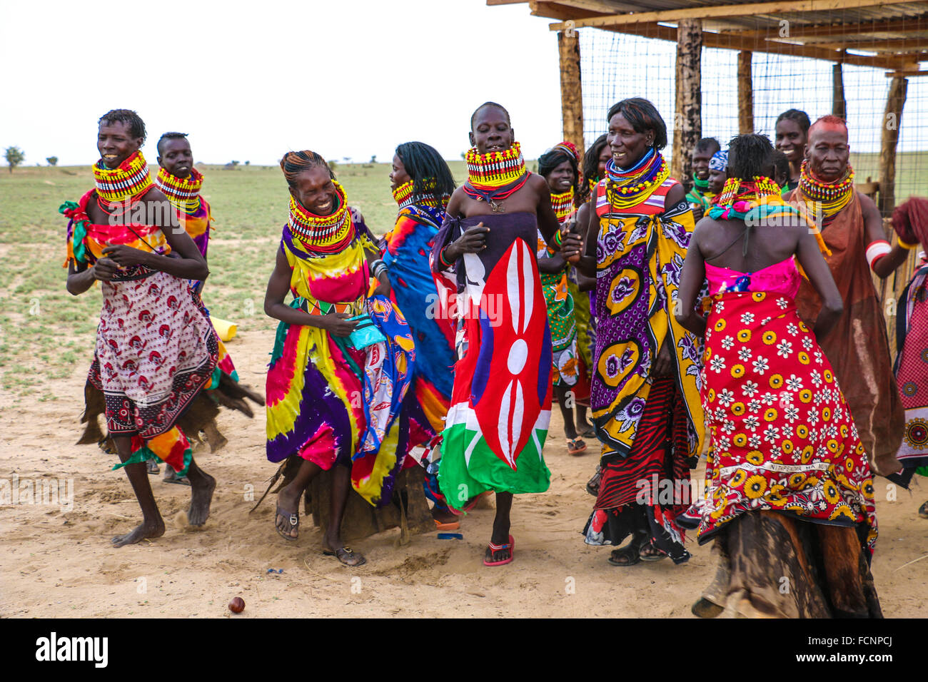 Kenianische Masai Bäuerinnen feiern auf dem Lokalale-Bewässerung-Bauernhof in Turkana County, Kenia. Stockfoto