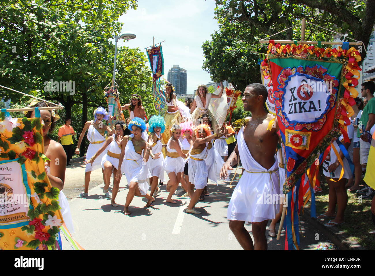 Rio De Janeiro, Brasilien. 23. Januar 2016. Einheimische und Touristen feiern Karneval in Rio, aber Karnevalsgruppen warnen vor den Gefahren der Zika-Virus und genießen Sie die Party um zu warnen, die Bevölkerung, um zu verhindern, dass Mücken Brutstätten, die erhöhen das Risiko einer Übertragung von Zika-Virus und anderen Krankheiten, die durch die Aedes Aegypti übertragen. Bildnachweis: Luiz Souza/Alamy Live-Nachrichten Stockfoto