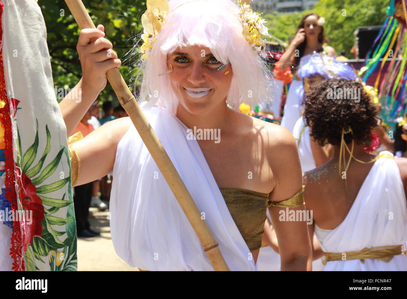 Rio De Janeiro, Brasilien. 23. Januar 2016. Einheimische und Touristen feiern Karneval in Rio, aber Karnevalsgruppen warnen vor den Gefahren der Zika-Virus und genießen Sie die Party um zu warnen, die Bevölkerung, um zu verhindern, dass Mücken Brutstätten, die erhöhen das Risiko einer Übertragung von Zika-Virus und anderen Krankheiten, die durch die Aedes Aegypti übertragen. Bildnachweis: Luiz Souza/Alamy Live-Nachrichten Stockfoto