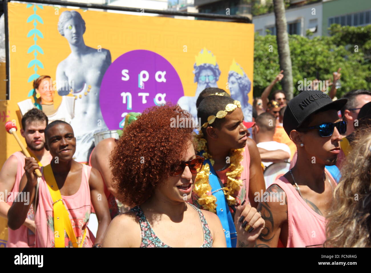 Rio De Janeiro, Brasilien. 23. Januar 2016. Einheimische und Touristen feiern Karneval in Rio, aber Karnevalsgruppen warnen vor den Gefahren der Zika-Virus und genießen Sie die Party um zu warnen, die Bevölkerung, um zu verhindern, dass Mücken Brutstätten, die erhöhen das Risiko einer Übertragung von Zika-Virus und anderen Krankheiten, die durch die Aedes Aegypti übertragen. Bildnachweis: Luiz Souza/Alamy Live-Nachrichten Stockfoto