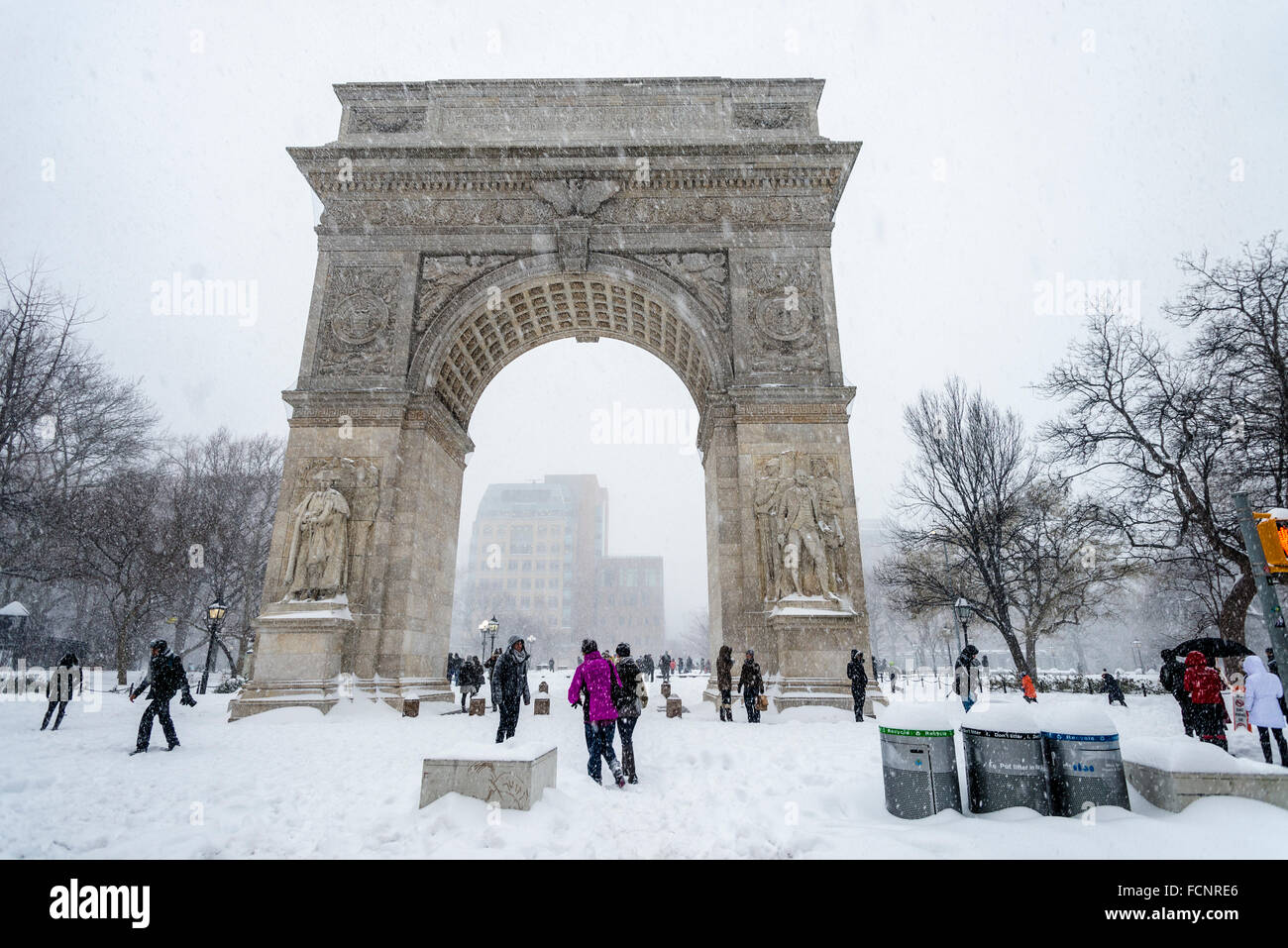 New York, USA. 23. Januar 2016.  Winter Sturm Jonas trifft New York City. New Yorker Gouverneur Andrew Cuomo und NYC Bürgermeister Bill de Blasio ein Reiseverbot in Kraft gesetzt, ein Verbot nicht-Notfall-Fahrzeuge von den Straßen bis 07:00 Morgen (Sonntag). U-Bahn und Bus-Service für die Dauer des Sturms unterbrochen. Ab 19:00 gefallen 25,1 Zoll Schnee im Central Park. Es gab über 300 Autounfälle und fünf Menschen starben an Herzinfarkt beim Schneeschaufeln. Bildnachweis: Stacy Walsh Rosenstock/Alamy Live-Nachrichten Stockfoto