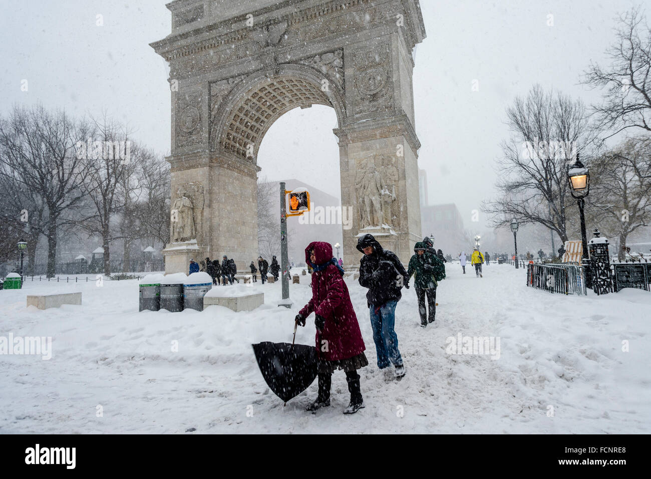 New York, USA. 23. Januar, 2016. Sturm Jonas hits New York City. New York Gouverneur Andrew Cuomo und NYC Bürgermeister Bill De Blasio ein Einreiseverbot in Kraft, das Verbot nicht-einsatzfahrzeuge von den Straßen bis 7 Morgen (Sonntag) U-Bahn und Bus Service wurde für die Dauer des Sturms ausgesetzt. Ab 19:00 Uhr, 25,1 Zoll Schnee hatte im Central Park gefallen. Es waren über 300 Autounfälle und fünf Menschen an Herzinfarkt gestorben, während Schnee schaufeln. Credit: Stacy Walsh Rosenstock/Alamy Stockfoto