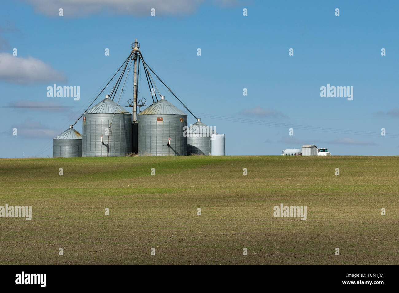 Metallsilos und Aufzüge auf einem ländlichen Bauernhof in der Nähe von Viola, Idaho, USA Stockfoto