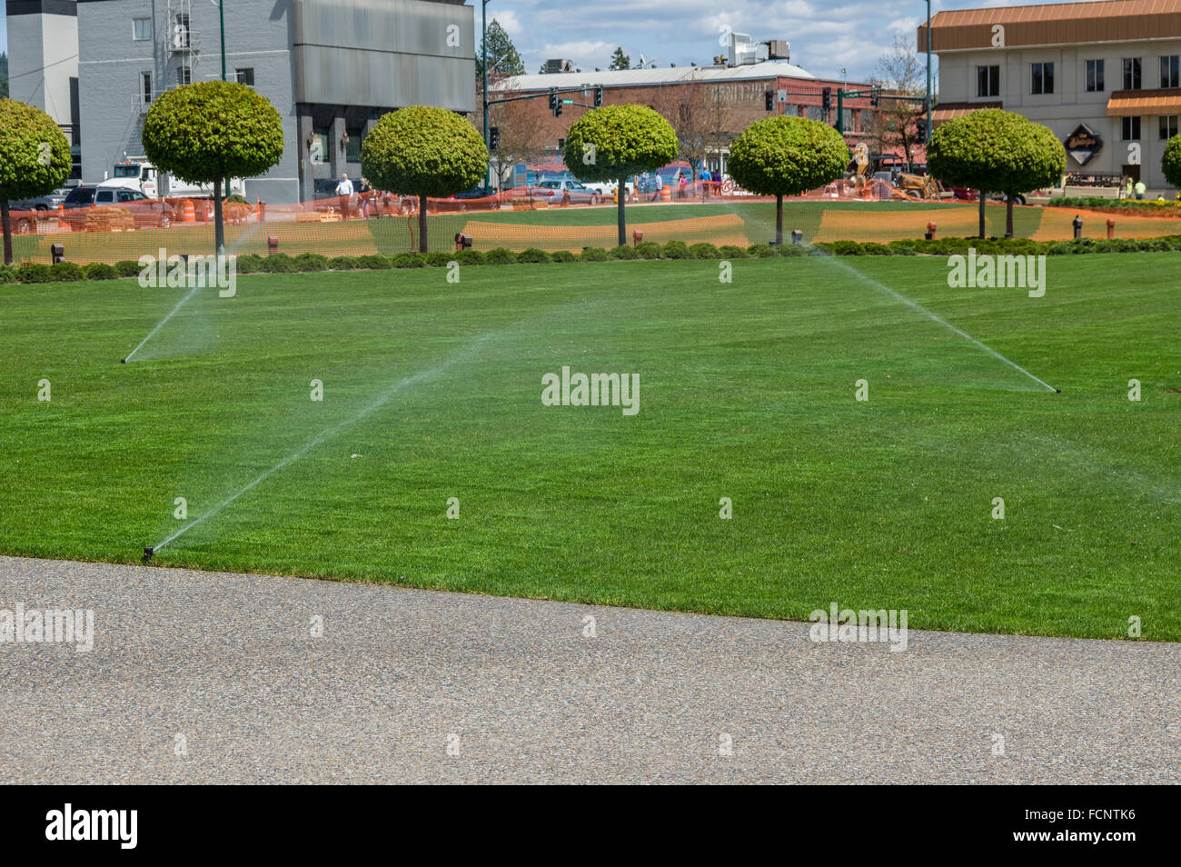 Automatische Sprinkler, Bewässerung der Hauptrasen im Coeur d ' Alene Resort.  Coeur d ' Alene, IDAHO, USA Stockfoto