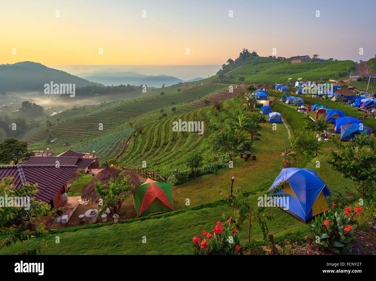 Camping und Sonnenaufgang auf dem Berg, Chiang Mai Thailand Stockfoto