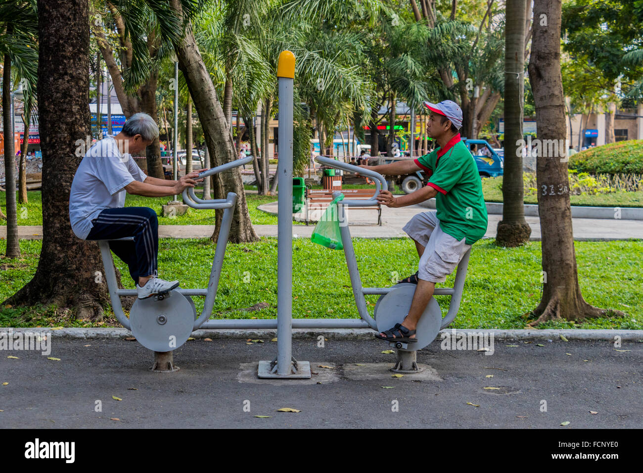 halten Sie Fit Aktivprogramm mit oder ohne Maschinen nehmen Platz im September 23 Park bei Le Lai Pham Ho Chi Minh Stadt-Vietnam Stockfoto