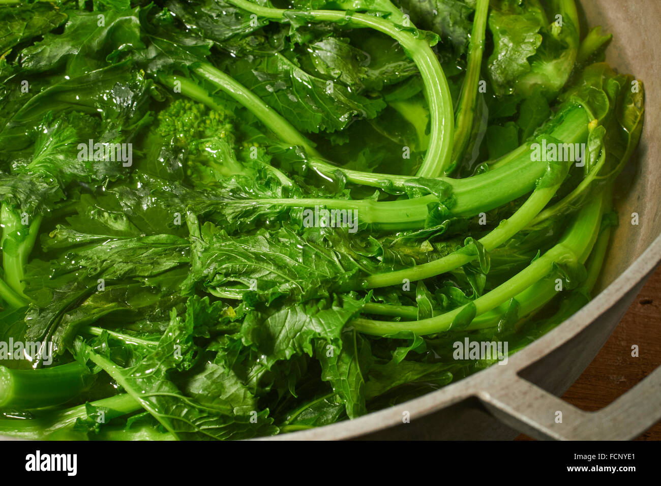 ein Topf mit gekochten chinesischer Brokkoli, manchmal auch als "Chinesische Kale" Stockfoto