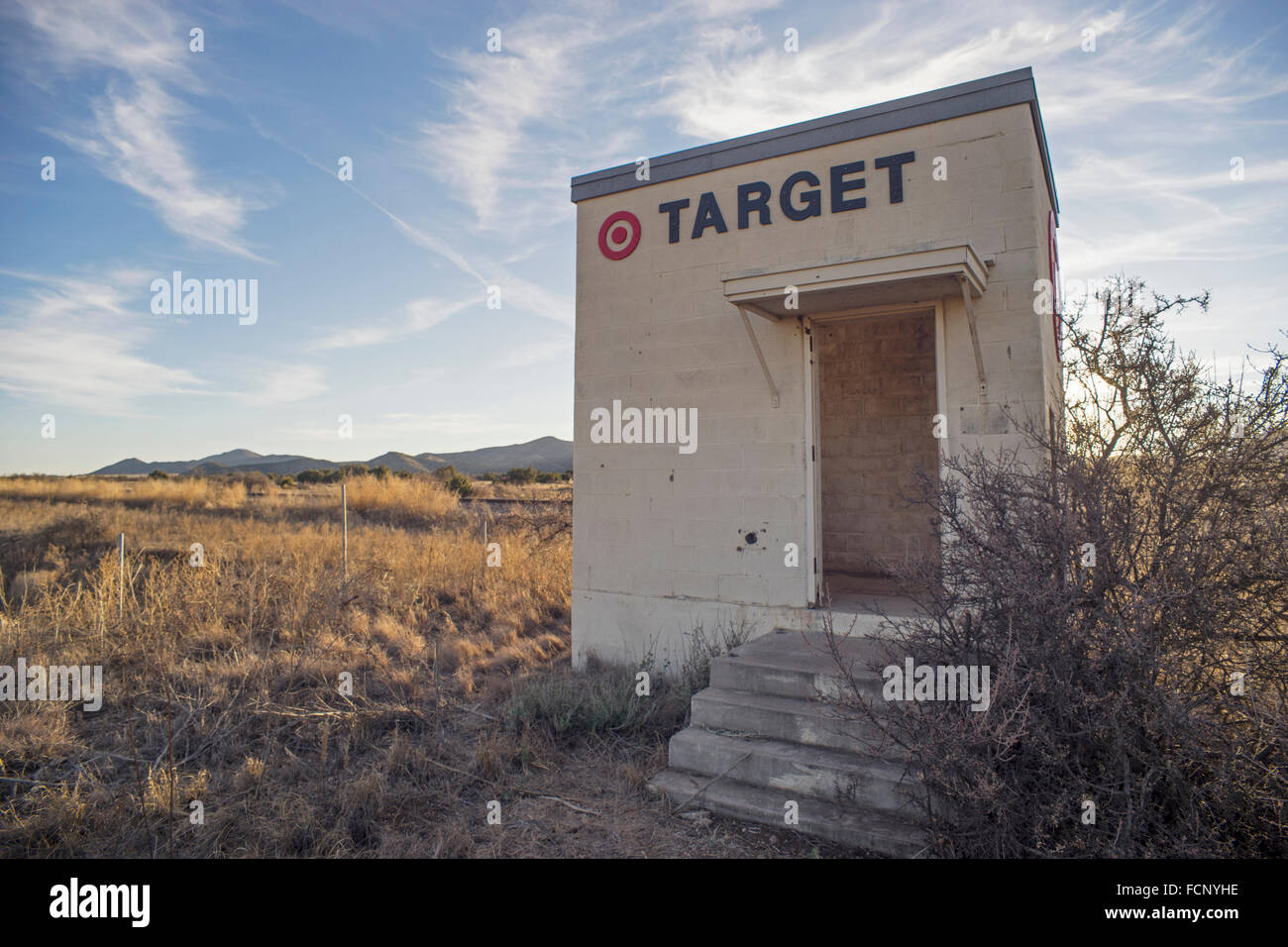 Ein Künstler verwandelt ein verlassenes Gebäude in einer Kunstinstallation durch Zugabe von Ziel-Shop-Kette-Name und Logo in Marathon, TX. Stockfoto