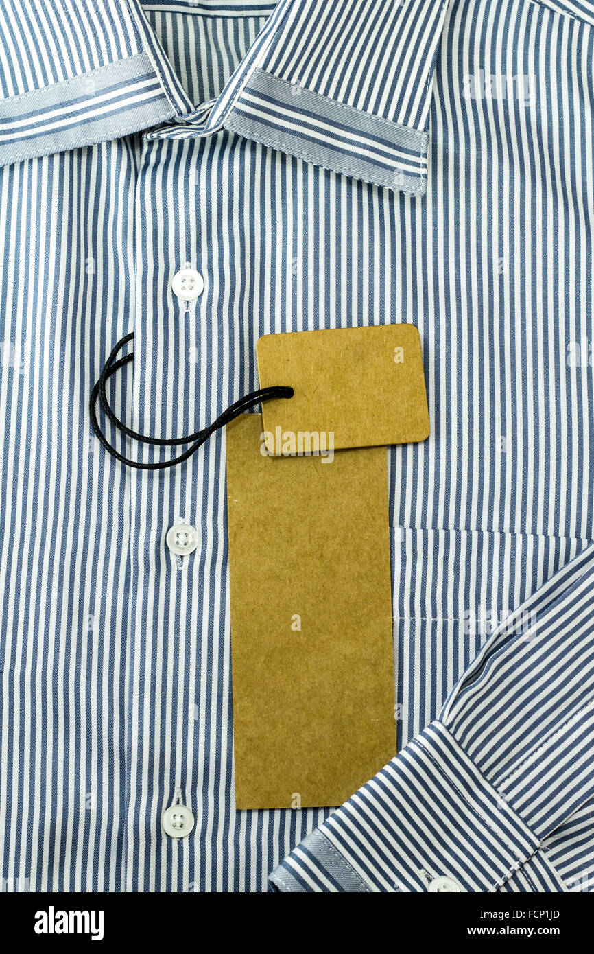 Brauner Tag Label auf weißen & blaues Hemd Stockfoto