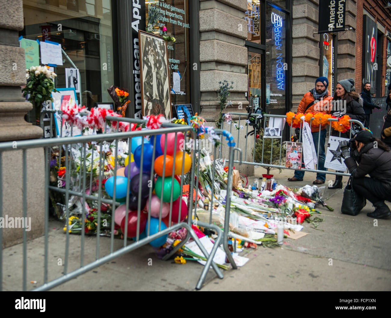 öffentliche Gedenkstätte außerhalb Musiksymbol ist Bowies Haus in New York City, nach seinem Tod am 10. Januar 2016 Stockfoto