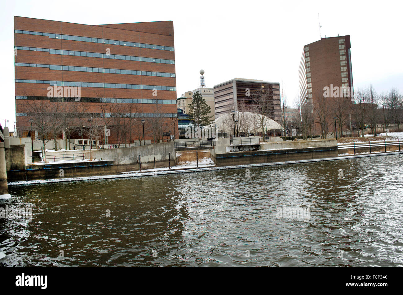 Der Flint River in die Innenstadt von Flint, Michigan, USA Stockfoto