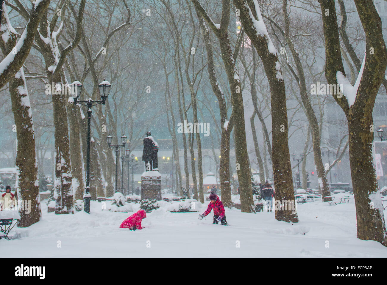 New York, USA. 23. Januar 2016. Szene von Midtown Manhattan, New York City während Blizzard Sturm Jonas. 23. Januar 2016. Bildnachweis: Brigette Supernova / äußere Fokus Fotos/Alamy Live News Stockfoto