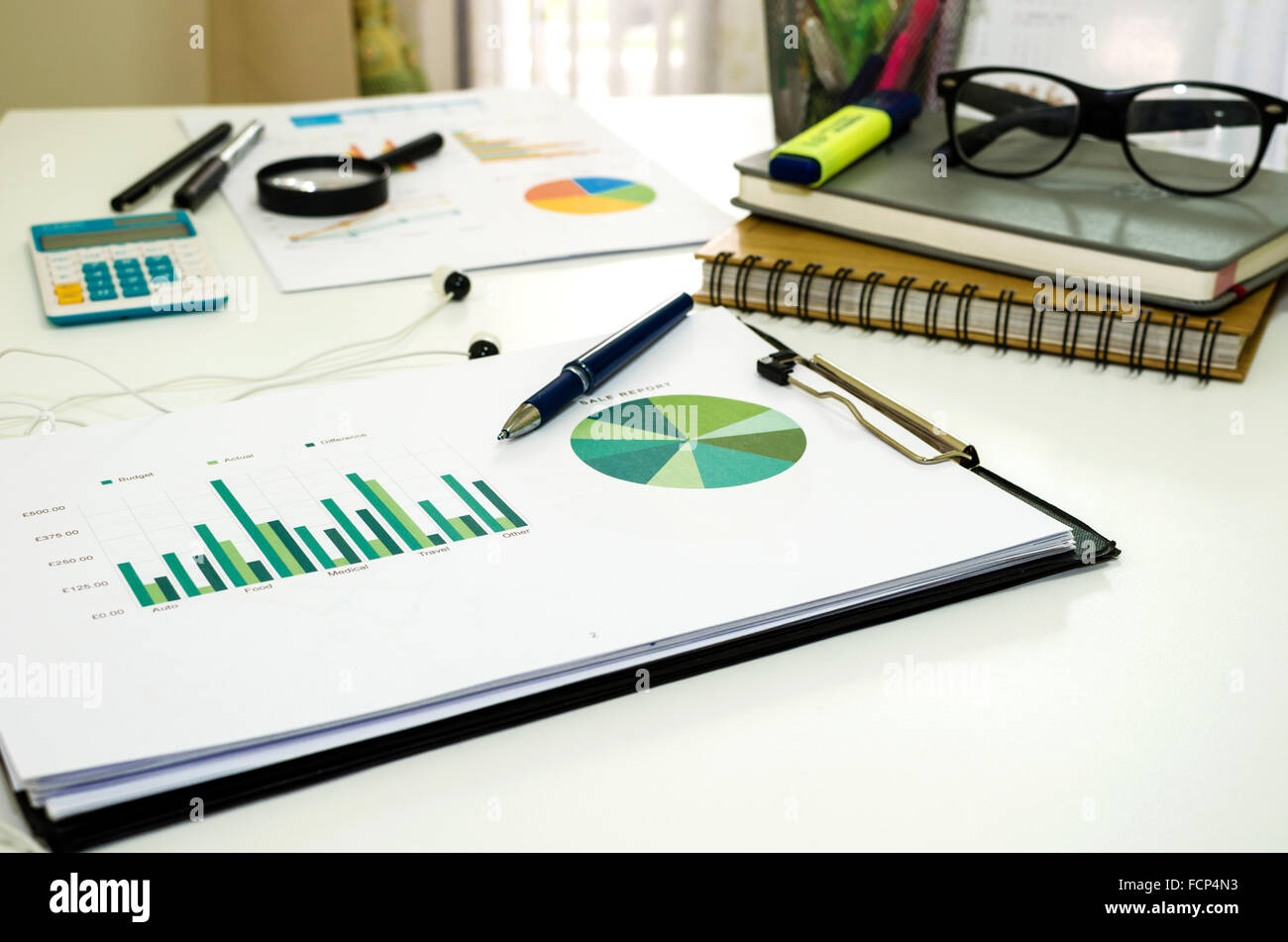Unternehmen der Finanz-Analytik-Desktop mit Buchhaltung Charts und Diagramme Stockfoto