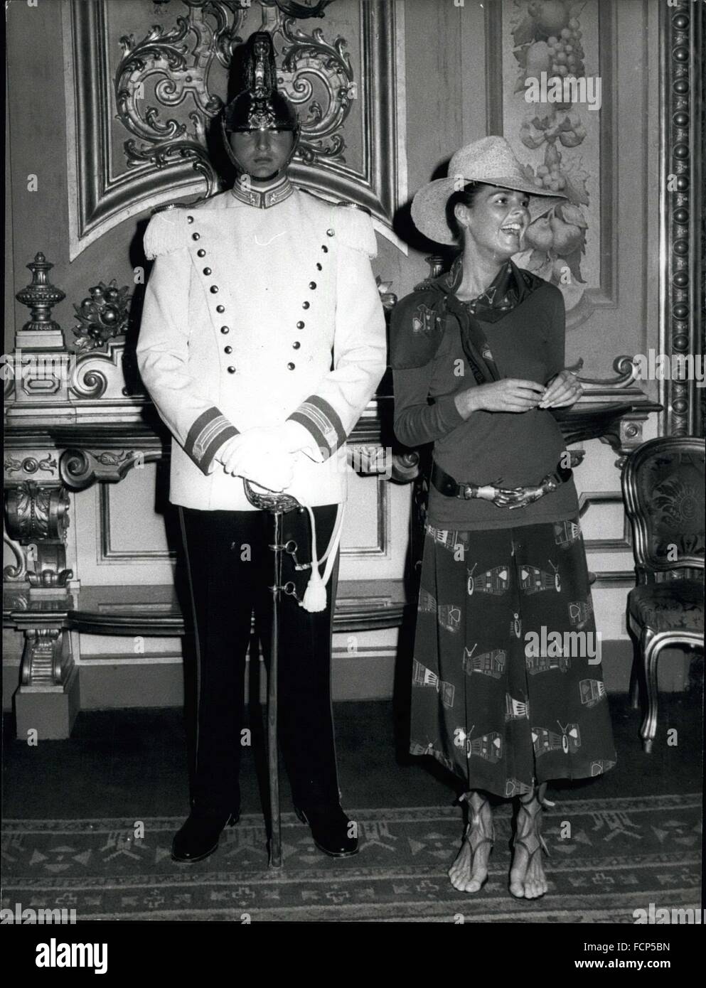 1979 - Ali MacGraw - italienische Staatspräsident der Republik Giuseppe Saragat erhielt im Palazzo Quirinale die Stars, die mit der David von Donatello Film Awards, in der Nacht der Sterne letzte Nacht in den Caracalla-Rom ausgezeichnet wurden. Das Foto zeigt Ali Mac Graw von "Love Story" mit einem Corazziere der Präsidentengarde. © Keystone Bilder USA/ZUMAPRESS.com/Alamy Live-Nachrichten Stockfoto