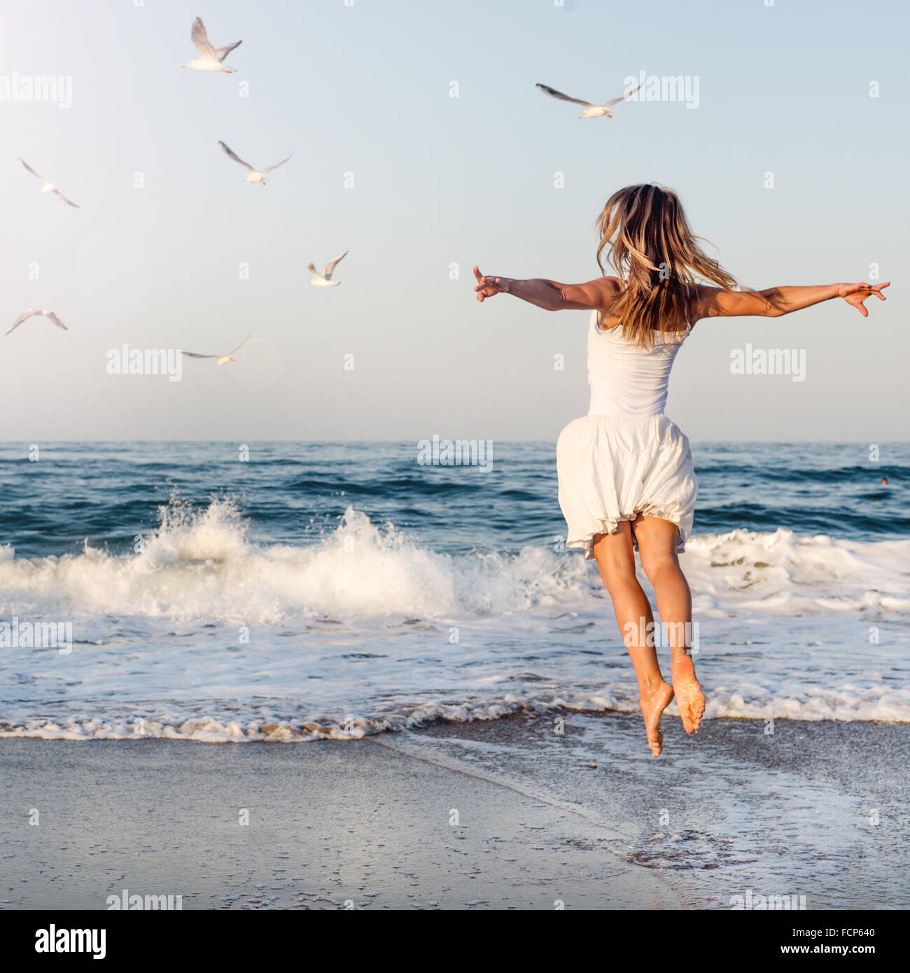 Schöne Mädchen am Meer springen Stockfoto