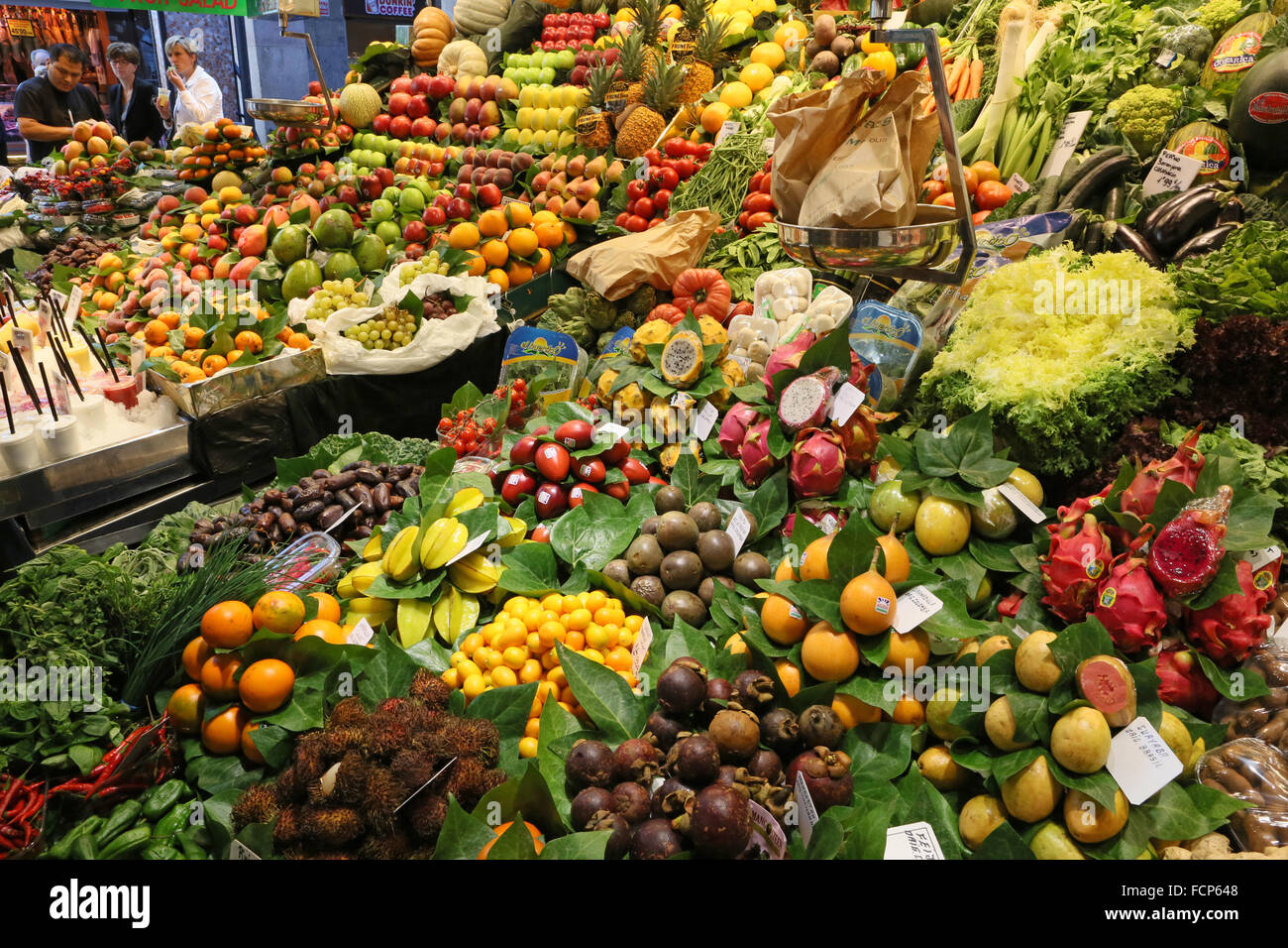 Obst und Gemüse, Markt La Boqueria (Mercat de Sant Josep De La Boqueria), Les Rambles, Barcelona, Spanien. Stockfoto